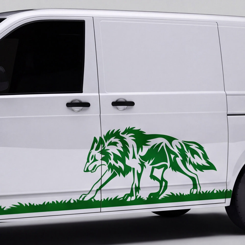 Wolf auf Gras
