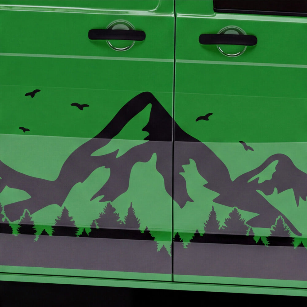 Massive Berge mit Wald